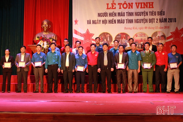 Cán bộ, đoàn viên thanh niên Hương Khê hiến 250 đơn vị máu