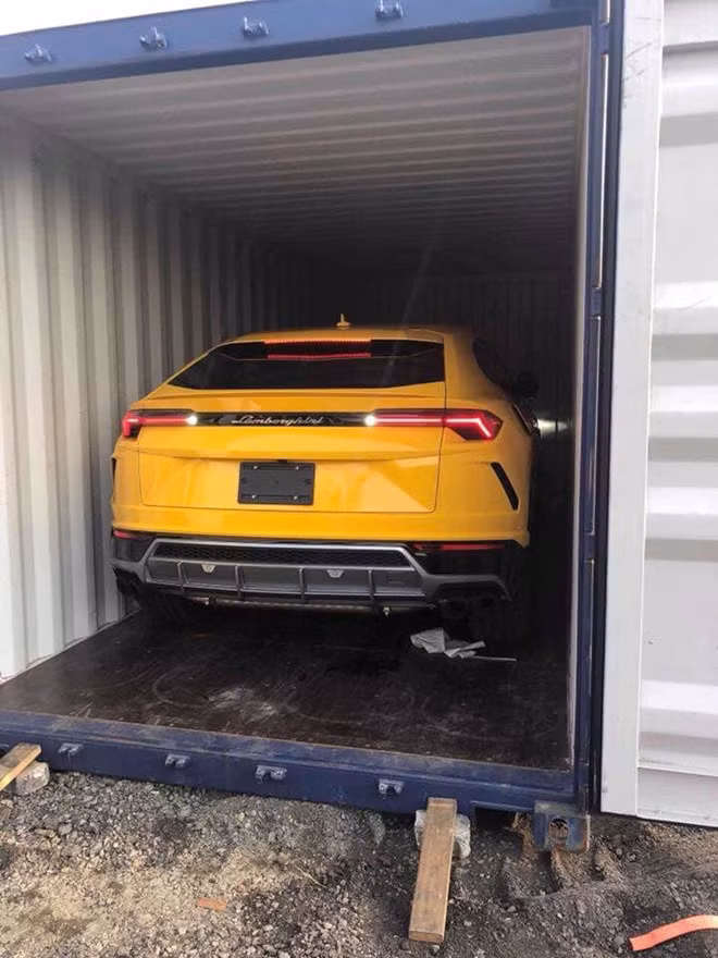 Thêm một chiếc Lamborghini Urus màu vàng cập bến Việt Nam