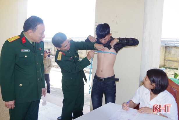Cẩm Xuyên tổ chức khám sức khỏe cho thanh niên tham gia nhập ngũ