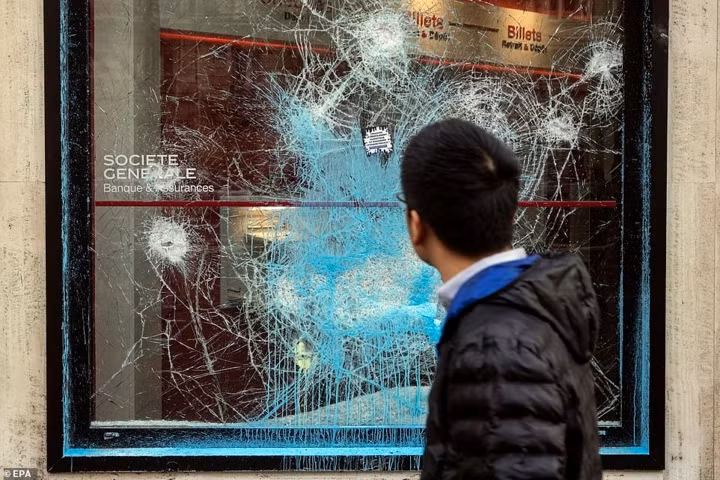 Bãi chiến trường giữa Thủ đô Paris hoa lệ sau bạo loạn