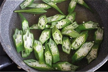 Đổi vị với gà xào đậu bắp giòn ngon, hấp dẫn