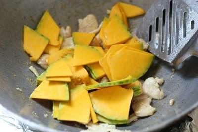 Khéo tay làm món bí đỏ xào thịt gà ngọt thơm cho bữa tối