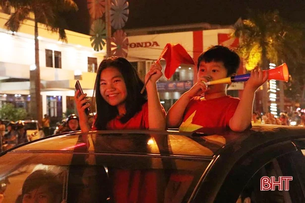 CĐV Hà Tĩnh vui mừng khi Việt Nam vào chung kết AFF Cup 2018