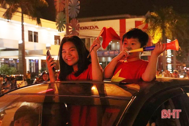 CĐV Hà Tĩnh vui mừng khi Việt Nam vào chung kết AFF Cup 2018