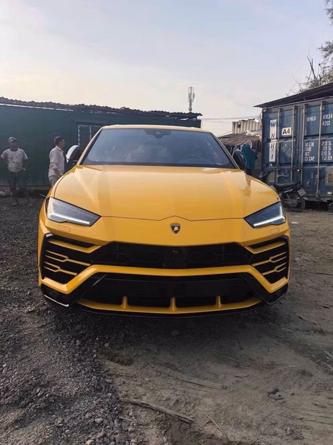 Thêm một chiếc Lamborghini Urus màu vàng cập bến Việt Nam