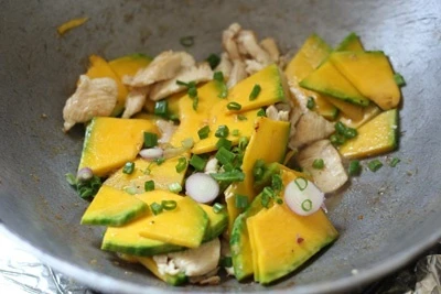 Khéo tay làm món bí đỏ xào thịt gà ngọt thơm cho bữa tối