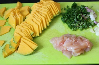 Khéo tay làm món bí đỏ xào thịt gà ngọt thơm cho bữa tối