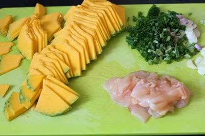 Khéo tay làm món bí đỏ xào thịt gà ngọt thơm cho bữa tối