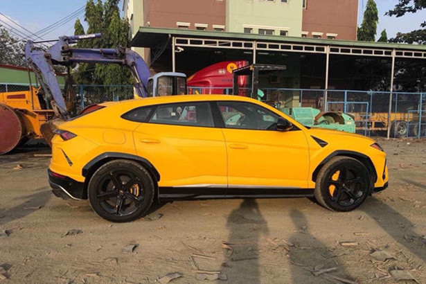 Thêm một chiếc Lamborghini Urus màu vàng cập bến Việt Nam