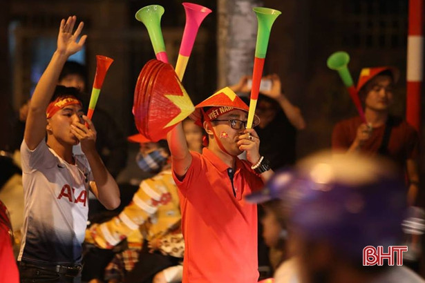 CĐV Hà Tĩnh vui mừng khi Việt Nam vào chung kết AFF Cup 2018