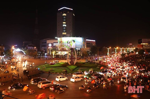 CĐV Hà Tĩnh vui mừng khi Việt Nam vào chung kết AFF Cup 2018