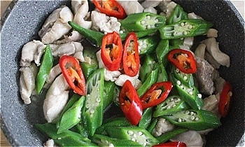 Đổi vị với gà xào đậu bắp giòn ngon, hấp dẫn