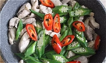 Đổi vị với gà xào đậu bắp giòn ngon, hấp dẫn