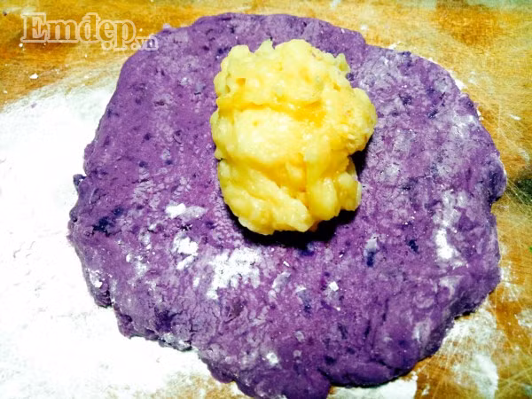 Bánh khoai lang tím bọc sữa ngậy thơm, ăn một lần là nhớ cả đời