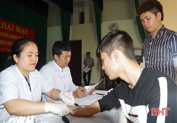 Cẩm Xuyên tổ chức khám sức khỏe cho thanh niên tham gia nhập ngũ