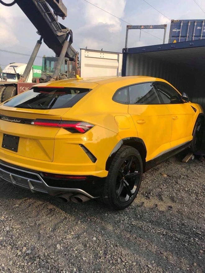Thêm một chiếc Lamborghini Urus màu vàng cập bến Việt Nam