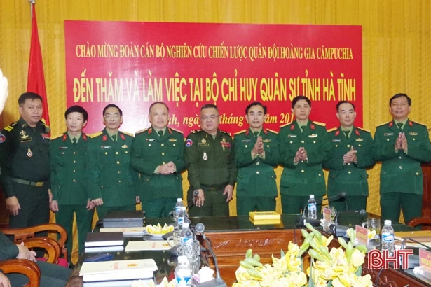 Đoàn cán bộ nghiên cứu chiến lược Quân đội Hoàng gia Campuchia làm việc tại Hà Tĩnh