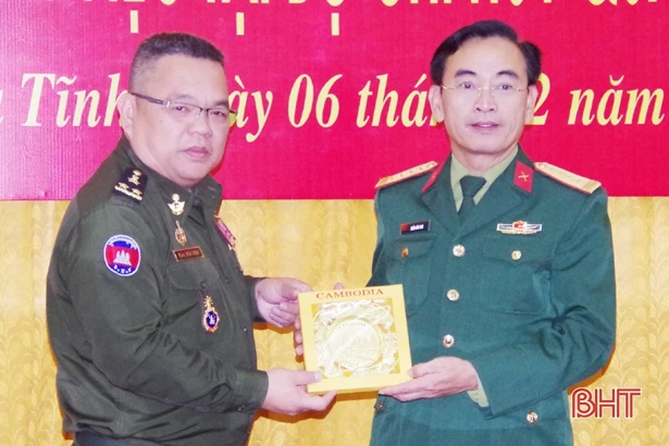 Đoàn cán bộ nghiên cứu chiến lược Quân đội Hoàng gia Campuchia làm việc tại Hà Tĩnh