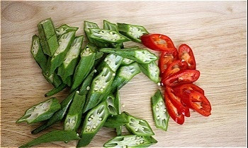 Đổi vị với gà xào đậu bắp giòn ngon, hấp dẫn