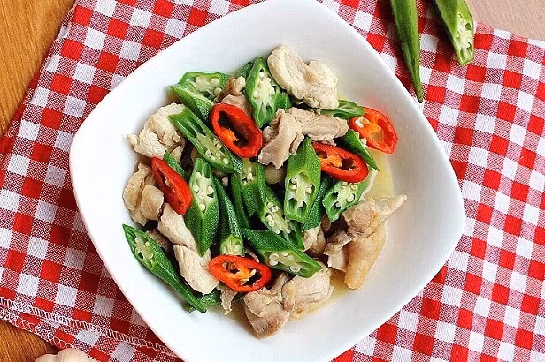 Đổi vị với gà xào đậu bắp giòn ngon, hấp dẫn