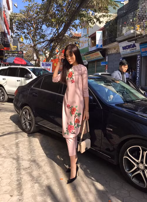 my nhan viet da sac voi thoi trang du xuan