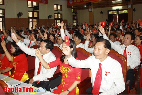 Đại biểu thông qua số lượng và bầu BCH Đảng bộ TP. Hà Tĩnh nhiệm kỳ 2015-2020