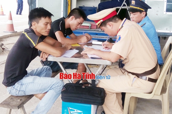 "Xe điên" lách trạm cân, vượt trạm thu phí, đâm vào xe CSGT ảnh 3