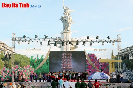 Các tiết mục văn nghệ phục vụ chương trình nghệ thuật đang được các văn nghệ sỹ Nhà hát đương đại Việt Nam tập dượt tại khu vực Tượng đài chiến thắng Ngã ba Đồng Lộc.