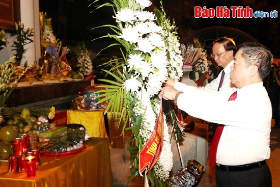 Lãnh đạo Quốc hội, các Ban Đảng, Bộ, ngành trung ương và tỉnh Hà Tĩnh dâng hương, đặt vòng hoa tại Khu di tích và Đài tưởng niệm Ngã ba Đồng Lộc Lãnh đạo Quốc hội, các Ban Đảng, Bộ, ngành trung ương và tỉnh Hà Tĩnh dâng hương, đặt vòng hoa tại Khu di tích và Đài tưởng niệm Ngã ba Đồng Lộc