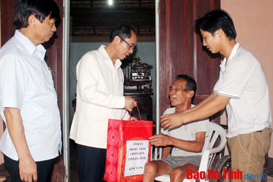 Lãnh đạo tỉnh dâng hương tại các nghĩa trang liệt sỹ và thăm hỏi, tặng quà gia đình chính sách ảnh 11