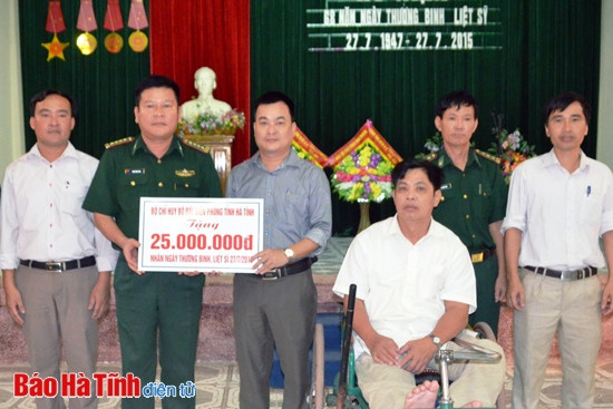 Lãnh đạo tỉnh dâng hương tại các nghĩa trang liệt sỹ và thăm hỏi, tặng quà gia đình chính sách ảnh 14