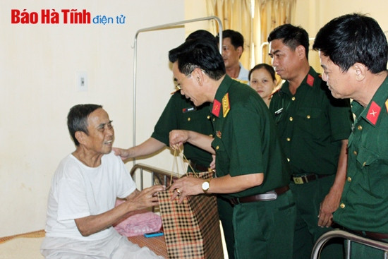 Lãnh đạo tỉnh dâng hương tại các nghĩa trang liệt sỹ và thăm hỏi, tặng quà gia đình chính sách ảnh 13