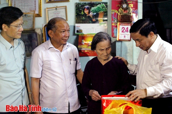 Lãnh đạo tỉnh dâng hương tại các nghĩa trang liệt sỹ và thăm hỏi, tặng quà gia đình chính sách ảnh 9