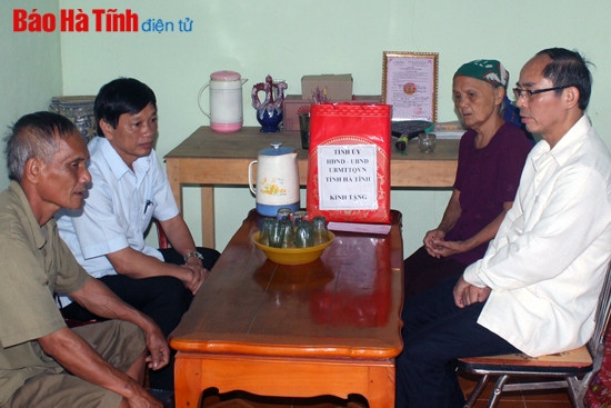 Lãnh đạo tỉnh dâng hương tại các nghĩa trang liệt sỹ và thăm hỏi, tặng quà gia đình chính sách ảnh 12