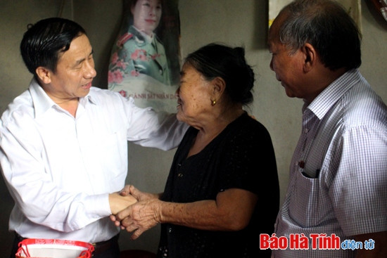 Lãnh đạo tỉnh dâng hương tại các nghĩa trang liệt sỹ và thăm hỏi, tặng quà gia đình chính sách ảnh 10