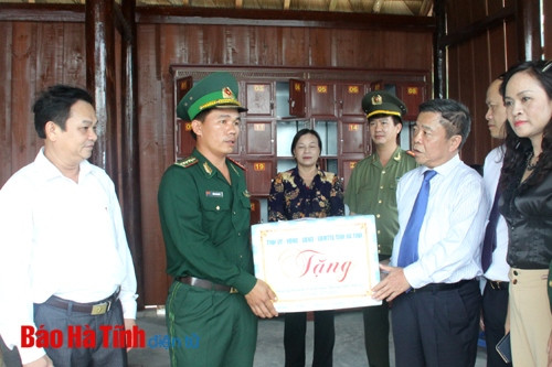 Lãnh đạo tỉnh dâng hương tại các nghĩa trang liệt sỹ và thăm hỏi, tặng quà gia đình chính sách ảnh 7