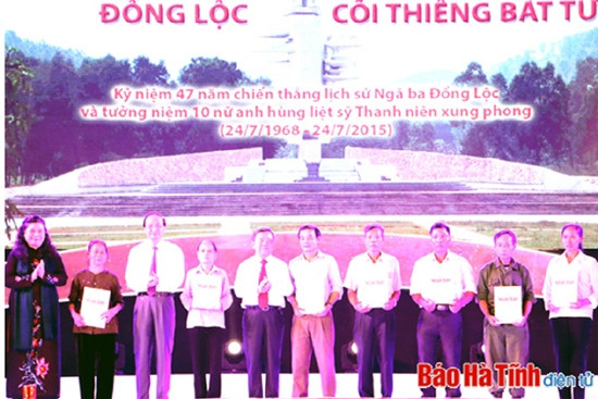Trưởng Ban Tổ chức Trung ương Tô Huy Rứa; Phó Chủ tịch Quốc hội Tòng Thị Phóng và Bí thư Tỉnh ủy Võ Kim Cự trao quà cho cho gia đình 10 nữ TNXP Đồng Lộc và 1 gia đình chính sách Trưởng Ban Tổ chức Trung ương Tô Huy Rứa; Phó Chủ tịch Quốc hội Tòng Thị Phóng và Bí thư Tỉnh ủy Võ Kim Cự trao quà cho cho gia đình 10 nữ TNXP Đồng Lộc và 1 gia đình chính sách