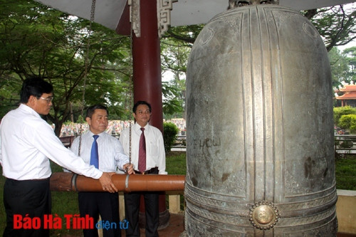 Lãnh đạo tỉnh dâng hương tại các nghĩa trang liệt sỹ và thăm hỏi, tặng quà gia đình chính sách ảnh 3