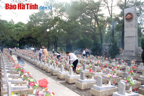 Lãnh đạo tỉnh dâng hương tại các nghĩa trang liệt sỹ và thăm hỏi, tặng quà gia đình chính sách ảnh 4