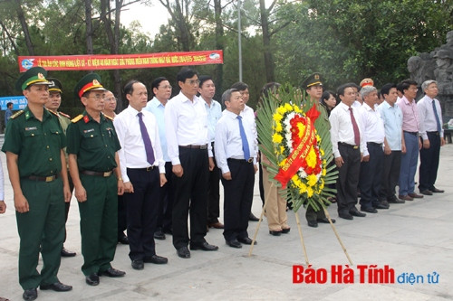 Đoàn cán bộ Tỉnh ủy, HĐND, UBND, UBMTTQ tỉnh đặt vòng hoa, dâng hương tại Nghĩa trang liệt sỹ quốc gia Trường Sơn và Nghĩa trang liệt sỹ quốc gia Đường 9 Bí thư Tỉnh ủy Võ Kim Cự và Chủ tịch UBMTTQ tỉnh Từ Văn Diện thỉnh chuông tại Nghĩa trang liệt sỹ quốc gia Trường Sơn