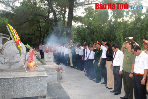 Lãnh đạo tỉnh dâng hương tại các nghĩa trang liệt sỹ và thăm hỏi, tặng quà gia đình chính sách ảnh 2