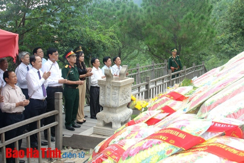 Lãnh đạo tỉnh dâng hương tại các nghĩa trang liệt sỹ và thăm hỏi, tặng quà gia đình chính sách ảnh 6