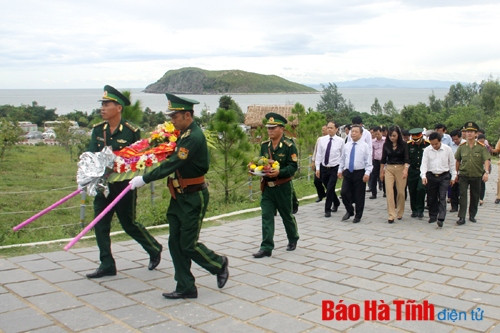 Lãnh đạo tỉnh dâng hương tại các nghĩa trang liệt sỹ và thăm hỏi, tặng quà gia đình chính sách ảnh 5