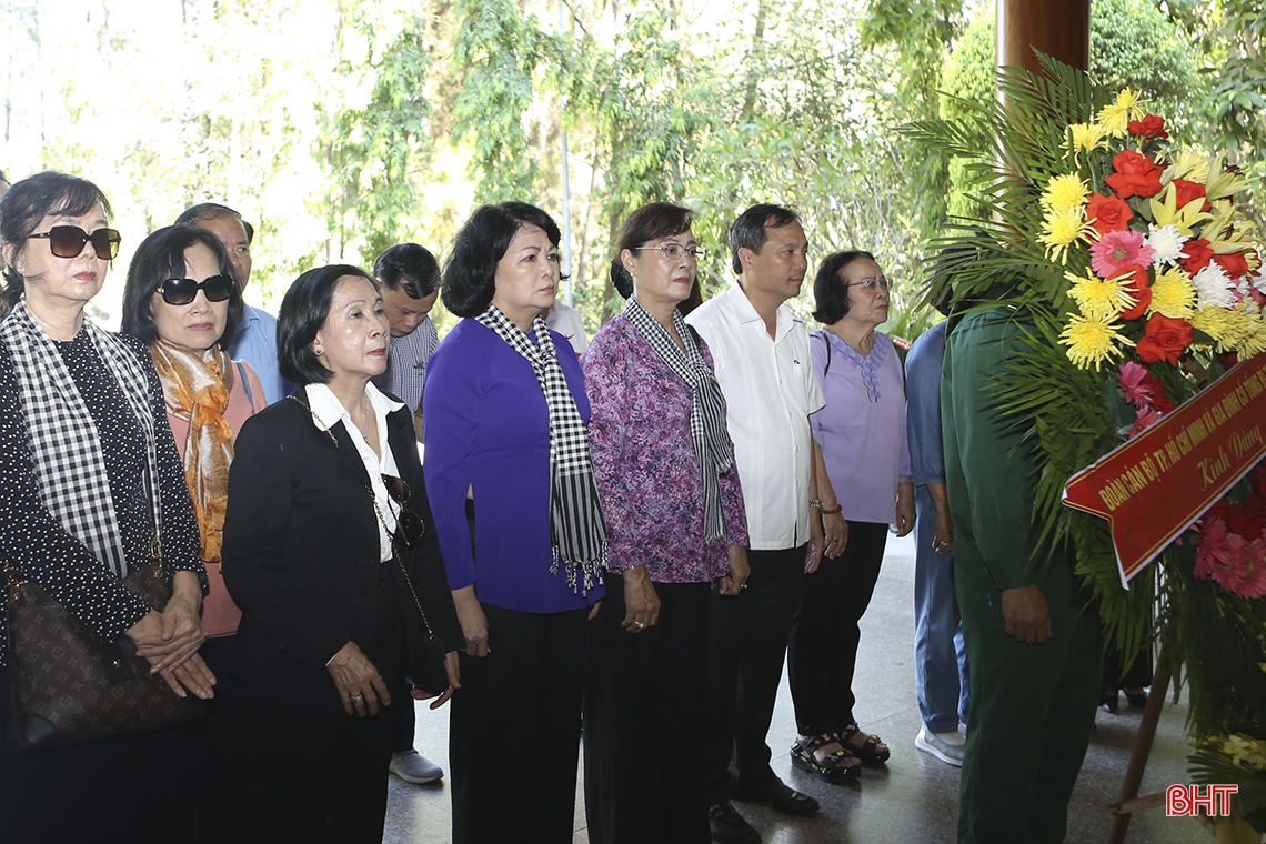 Nguyên Phó Chủ tịch nước Đặng Thị Ngọc Thịnh dâng hương tại Ngã ba Đồng Lộc