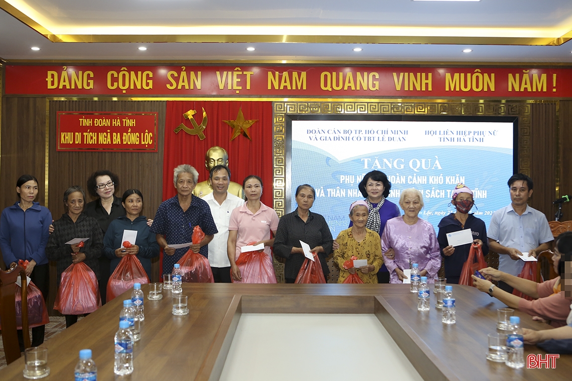 Nguyên Phó Chủ tịch nước Đặng Thị Ngọc Thịnh dâng hương tại Ngã ba Đồng Lộc