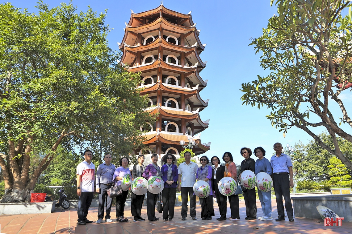 Nguyên Phó Chủ tịch nước Đặng Thị Ngọc Thịnh dâng hương tại Ngã ba Đồng Lộc