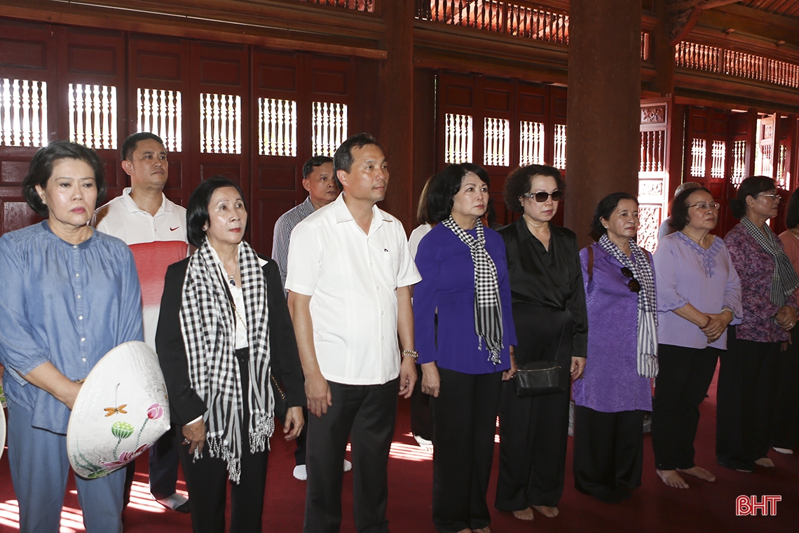 Nguyên Phó Chủ tịch nước Đặng Thị Ngọc Thịnh dâng hương tại Ngã ba Đồng Lộc