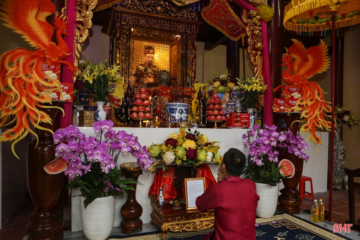 Tại nhà Thượng điện của đền còn lưu giữ bức tượng, ngai vị của Lê Khôi, những gì còn sót lại sau trận lụt cuốn trôi đền vào thế kỷ 18. Điều này cũng được ghi trong cuốn "An Tĩnh cổ lục" của học giả Hippolyte Le Breton. bqbht_br_a11.jpg