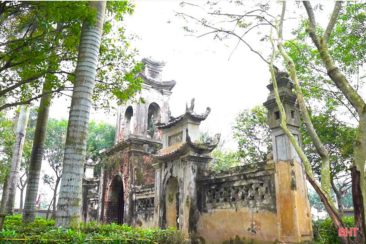 Mặc dù được Nhân dân xây dựng lại vào năm 1817 nhưng trải qua thời gian, chiến tranh nhất là nằm ở vùng ngoài đê sông La nên hàng chục năm về trước đền Chiêu Trưng bị hư hỏng nặng nề, chỉ còn lại cổng tam quan gần nguyên vẹn, các tòa trung điện, hạ điện hư hại... bqbht_br_a3.jpg