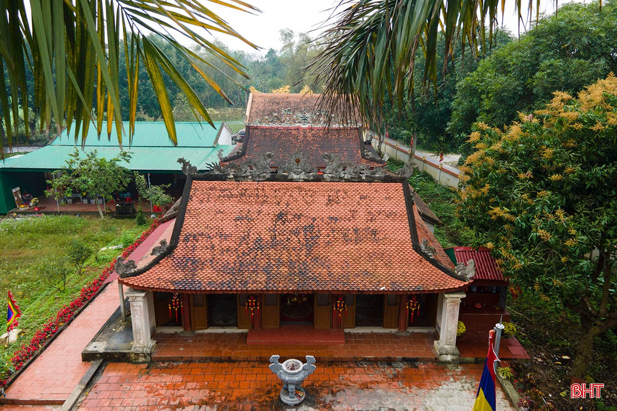 Năm 1986, chính quyền địa phương và người dân xã Đức Vĩnh nay là Quang Vĩnh (Đức Thọ) đã tiến hành bắt tay vào tôn tạo, xây dựng lại ngôi đền. Từ đó đến nay, với nguồn lực kêu gọi xã hội hóa, đền Chiêu Trưng không ngừng được tu bổ, tôn tạo. Hiện, khuôn viên đền có diện tích 3.700m2, công trình kiến trúc theo hình chữ Vương (王) với nhiều hạng mục như: cổng Tam quan, nhà Hạ điện thờ cộng đồng Tứ phủ, nhà Trung điện thờ Tam tòa Thánh mẫu, nhà Thượng điện thờ Đức thánh Chiêu Trưng Đại Vương Lê Khôi... Trong ảnh: Thượng điện, Trung điện và Hạ điện của ngôi đền nhìn từ trên cao. bqbht_br_a5.jpg